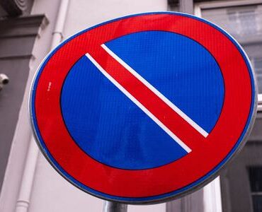 Halteverbotsschild an einer Hauswand – Halteverbotszone Ludwigshafen