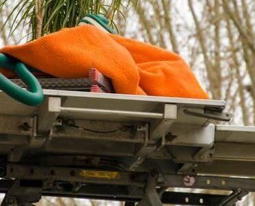 Möbellift transportiert ein Bündel Bettzeug nach oben – Möbellift in Ludwigshafen