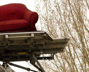 Rotes Sofa auf der Plattform eines Möbellifts