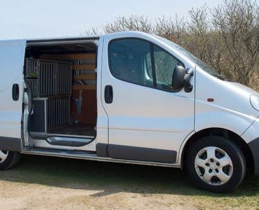 Weißer Transporter mit geöffneter Schiebetür – Transporter mieten in Ludwigshafen
